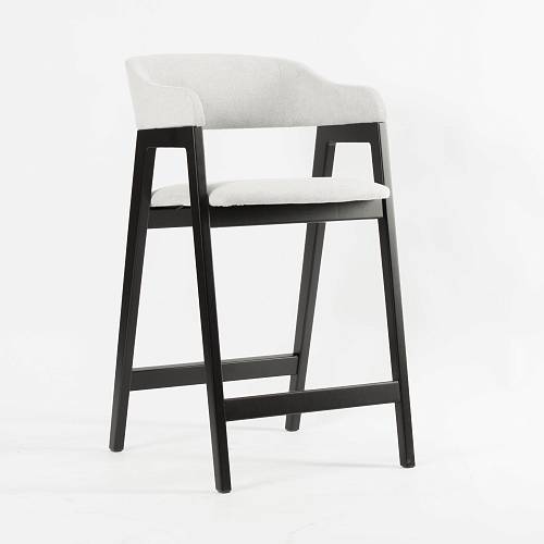 картинка Стул Челси полубарный пепельная ткань массив бука (черный) высота подлокотников 86 см от производителя дизайнерской мебели Deephouse