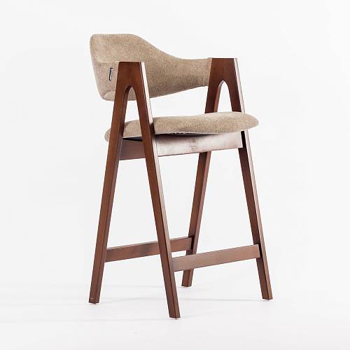 картинка Стул Белфаст полубарный бежево-коричневая ткань массив бука тон орех (лак/матовый) высота подлокотников 85 см от производителя дизайнерской мебели Deephouse