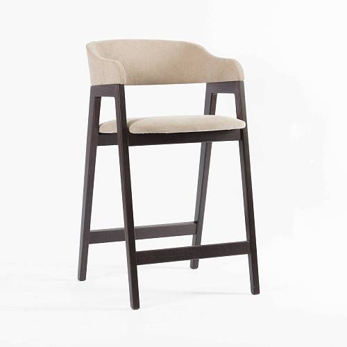 картинка Стул Челси полубарный бежевая ткань (Ophelia) массив бука (темный орех) высота подлокотников 83,5 см от производителя дизайнерской мебели Deephouse