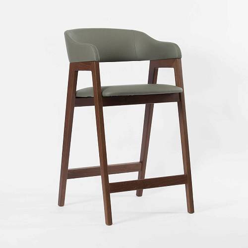 картинка Стул Челси полубарный оливковая экокожа массив бука (орех) высота подлокотников 83,5 см от производителя дизайнерской мебели Deephouse