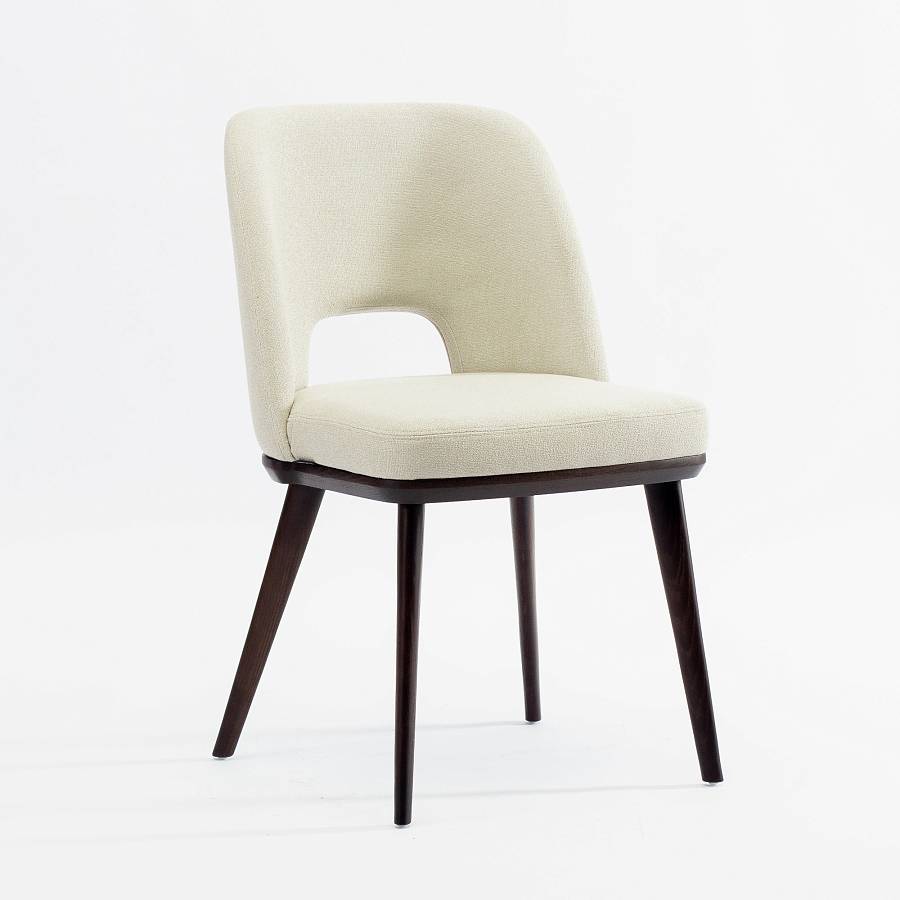 картинка Стул Трентино без подлокотников с вырезом светло-бежевая ткань ясень тон темный орех (лак/матовый) от производителя дизайнерской мебели Deephouse