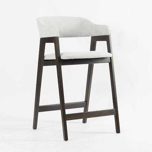 картинка Стул Челси полубарный пепельная ткань массив бука (темный орех) высота подлокотников 83,5 см от производителя дизайнерской мебели Deephouse