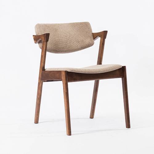 картинка Стул Кай+ бежево-коричневая ткань ножки орех от производителя дизайнерской мебели Deephouse