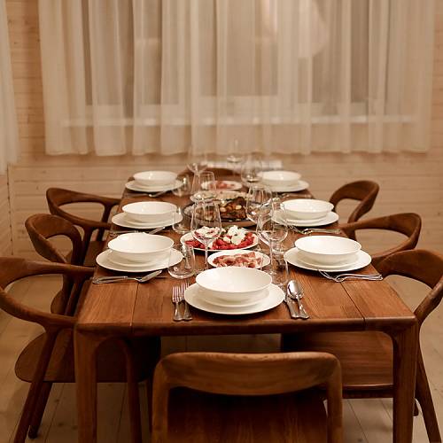 Мирко Дзаго — итальянский шеф-повар ресторанов Onest и «Аист» в Москве, Bro&N в Москве и Сочи, La Fabbrica в Ростове-на-Дону. Ведущий «Повар на колесах» на 1 канале и других кулинарных шоу на российском ТВ