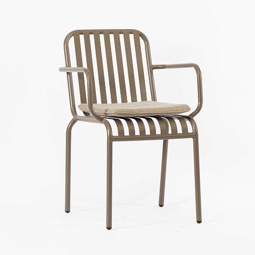 картинка Стул Кальяри с подлокотниками металлический тон бежевый подушка бежевая от производителя дизайнерской мебели Deephouse