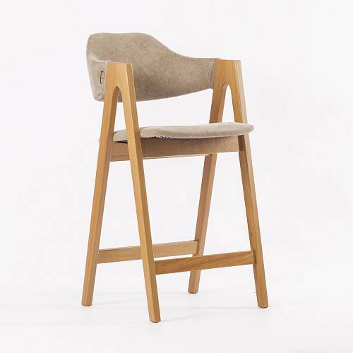 картинка Стул Белфаст полубарный бежево-коричневая ткань массив бука (натуральное дерево масло/лак) высота подлокотников 85 см от производителя дизайнерской мебели Deephouse