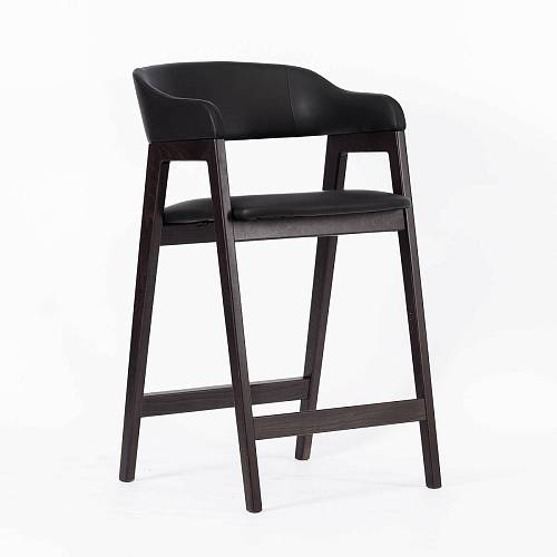 картинка Стул Челси полубарный черная экокожа массив бука (темный орех) высота подлокотников 83,5 см от производителя дизайнерской мебели Deephouse