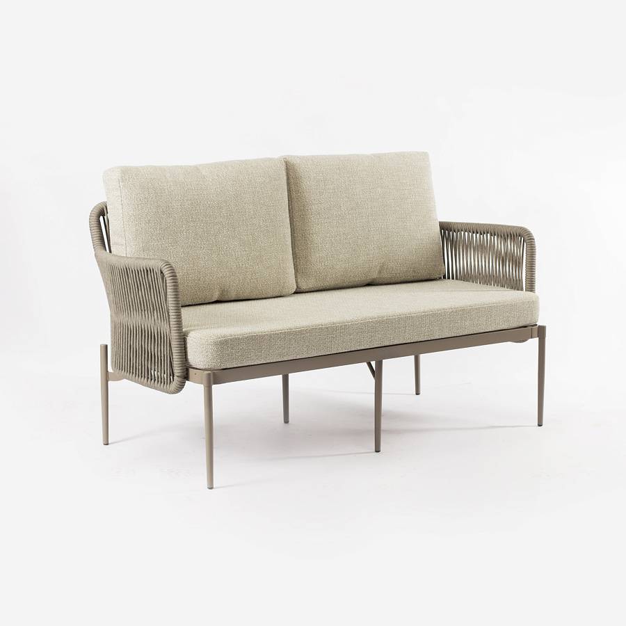 картинка Диван Сен-Барт плетеный бежево-коричневый ткань букле 3 подушки бежевые ножки бежевый металл от производителя дизайнерской мебели Deephouse