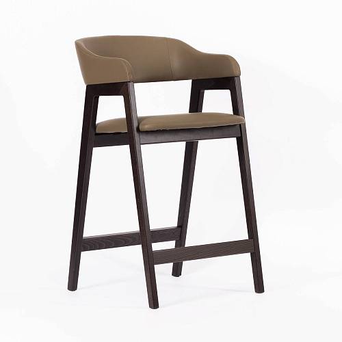 картинка Стул Челси барный коричневая экокожа массив бука (темный орех) высота подлокотников 93,5 см от производителя дизайнерской мебели Deephouse