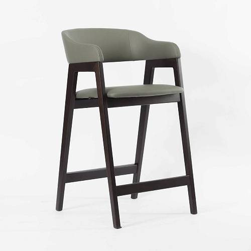 картинка Стул Челси барный оливковая экокожа массив бука (темный орех) высота подлокотников 93,5 см от производителя дизайнерской мебели Deephouse