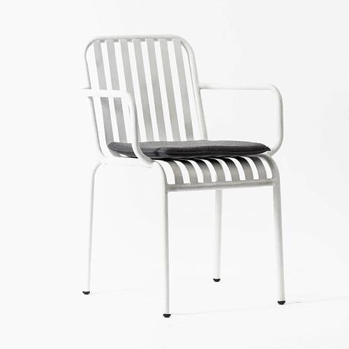 картинка Стул Кальяри с подлокотниками металлический тон белый подушка серая от производителя дизайнерской мебели Deephouse