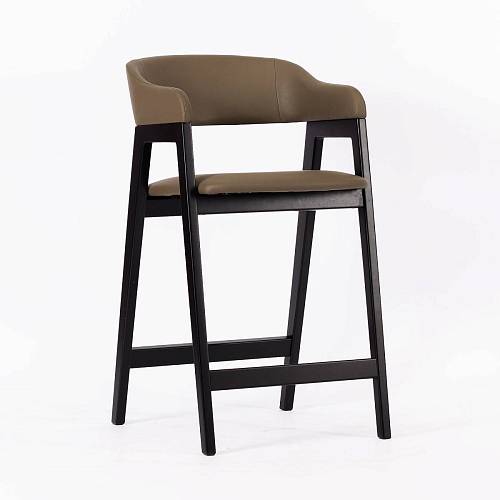 картинка Стул Челси полубарный коричневая экокожа массив бука (черный) высота подлокотников 83,5 см от производителя дизайнерской мебели Deephouse