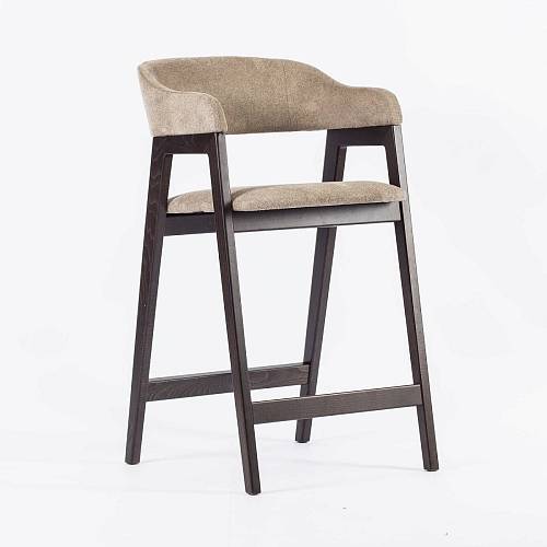 картинка Стул Челси полубарный бежево-коричневая ткань массив бука (темный орех) высота подлокотников 83,5 см от производителя дизайнерской мебели Deephouse